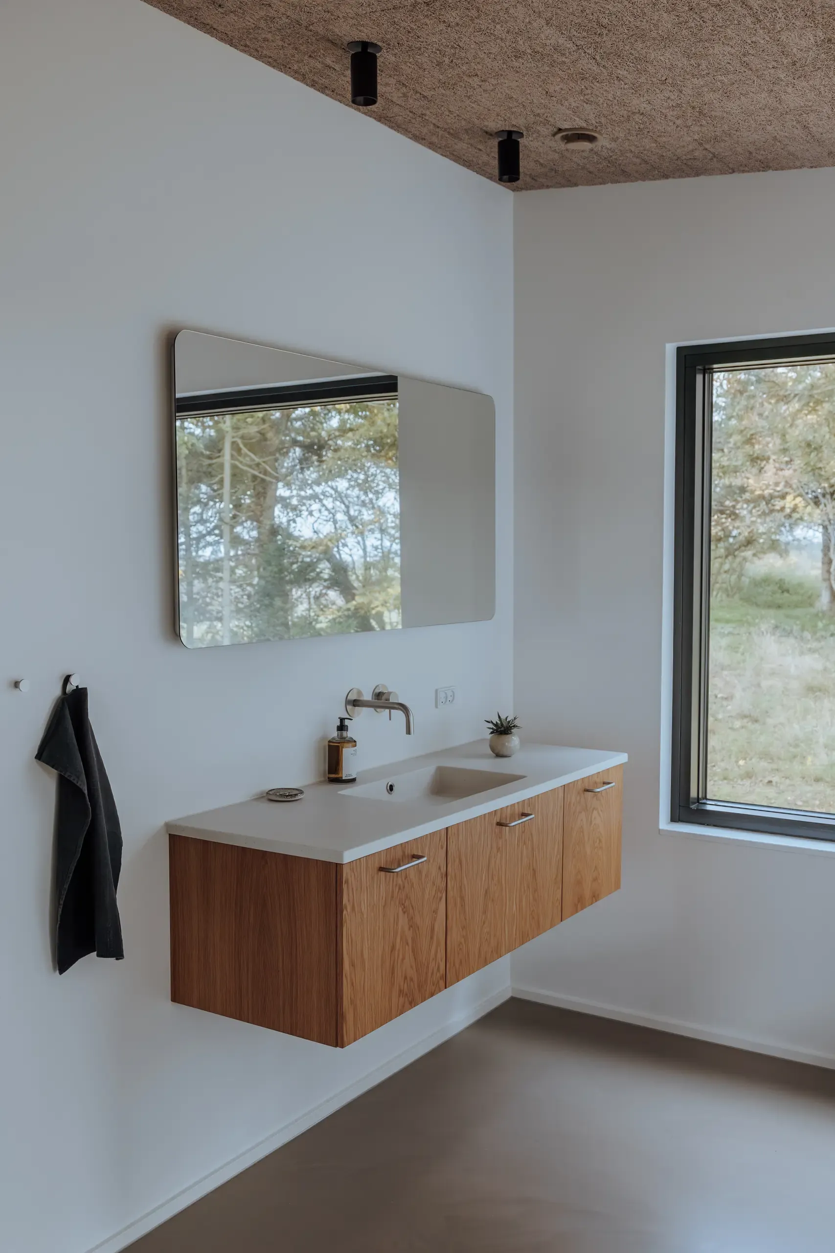 SpotOn als Halbeinbauleuchte in einem Badezimmer