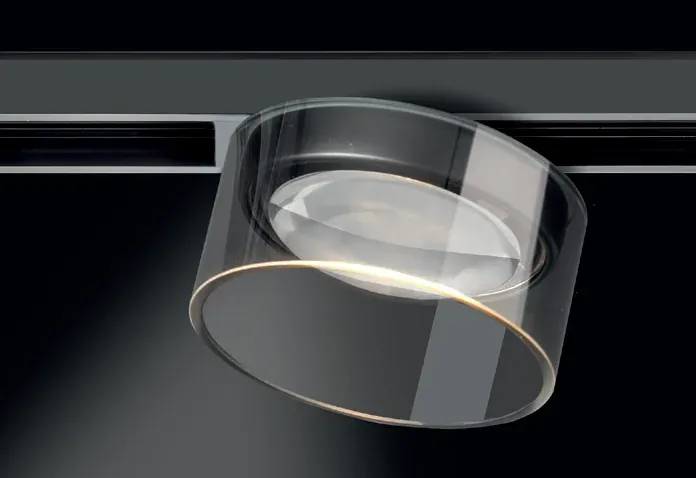 TRIvario Spot Fly Glas mit Rauchglaszylinder an einer schwarzen Schiene vor dunklem Hintergrund TRIvario Spot Fly Glas mit Rauchglaszylinder an einer schwarzen Schiene vor dunklem Hintergrund
