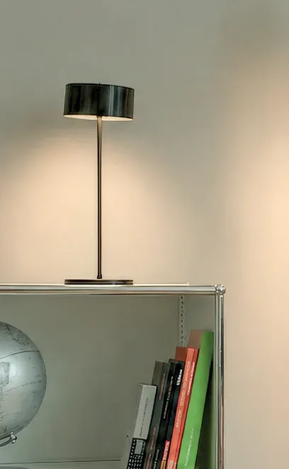 Tischleuchte Fly Glas in Schwarz auf einem weißen Sideboard Tischleuchte Fly Glas in Schwarz auf einem weißen Sideboard