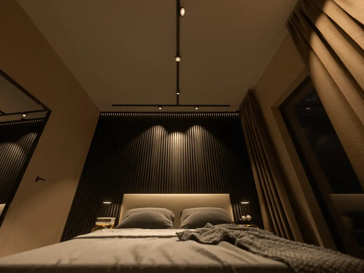 Schlafzimmer mit TRIvario Schiene und Spots über dem Bett Schlafzimmer mit TRIvario Schiene und Spots über dem Bett