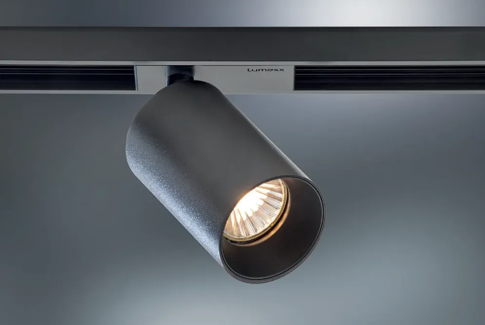 TRIvario Spot Tube in Schwarz mit GU10 Leuchtmittel an einer TRIvario Schiene TRIvario Spot Tube in Schwarz mit GU10 Leuchtmittel an einer TRIvario Schiene